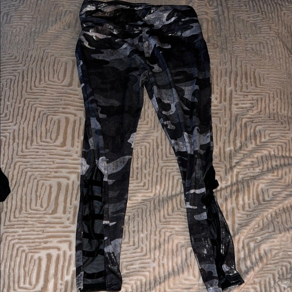 Youth Camouflage Leggings metallic looking size Y14/16 #410